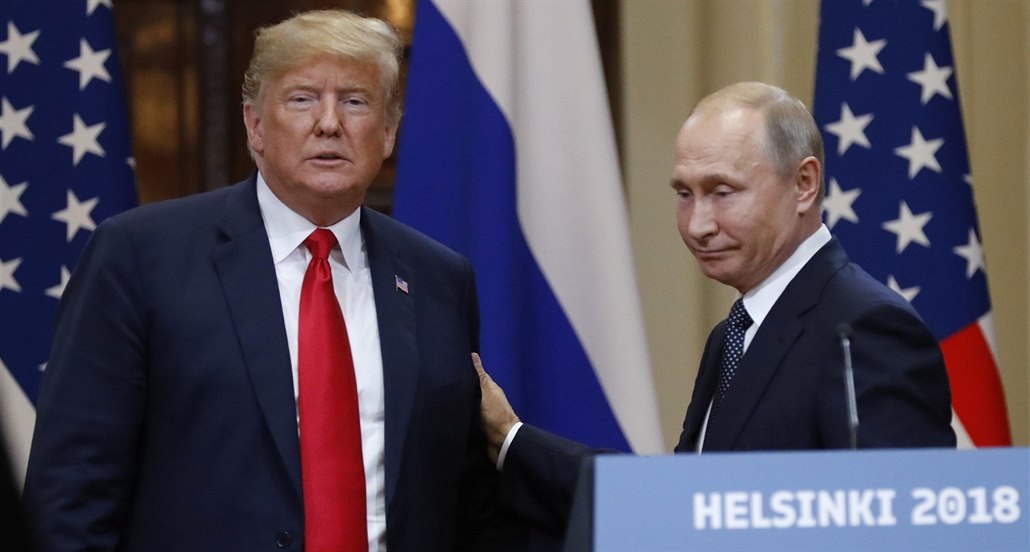 Americký prezident Donald Trump a jeho ruský prot�j�ek Vladimir Putin na...