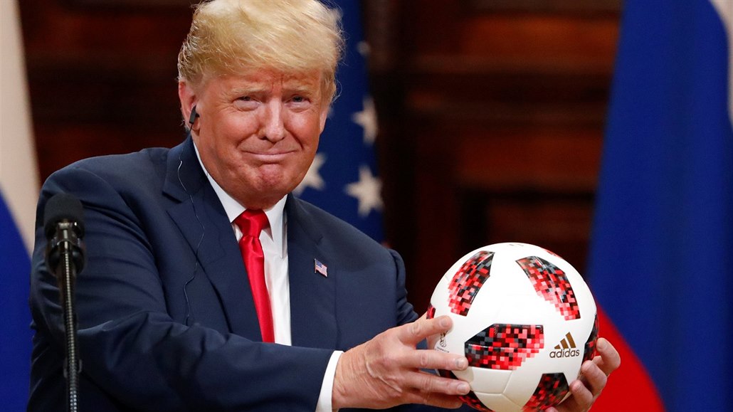 Donald Trump dostal od Vladimira Putina fotbalový míč (16. července 2018)