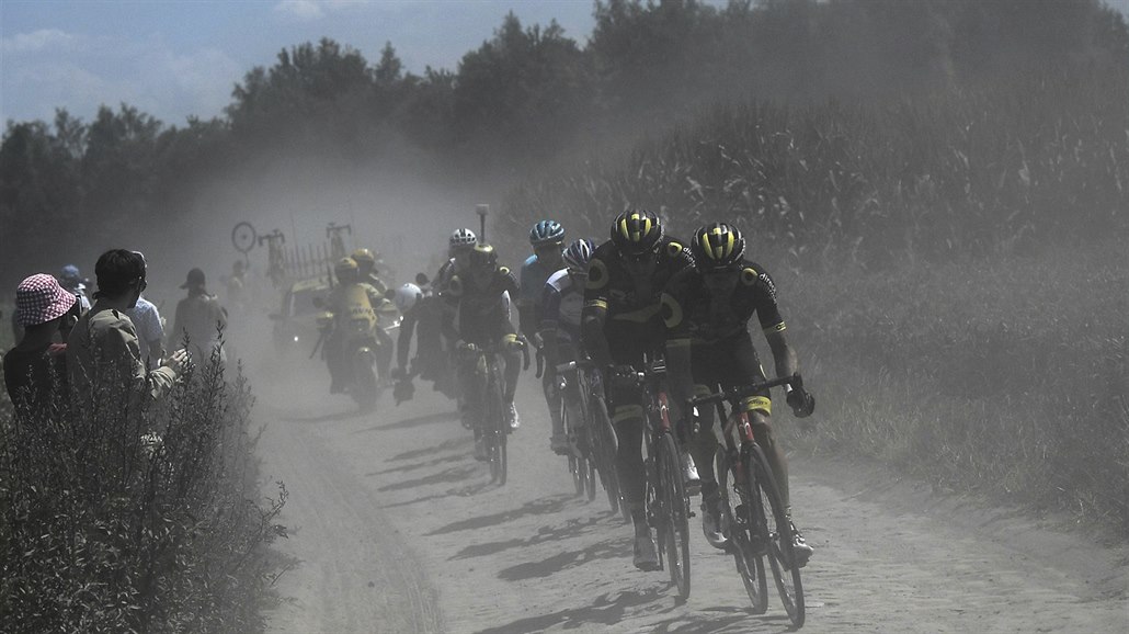 KOSTKY A PÁDY. Devátá etapa Tour de France přinesla cyklistům mnoho bolesti a...