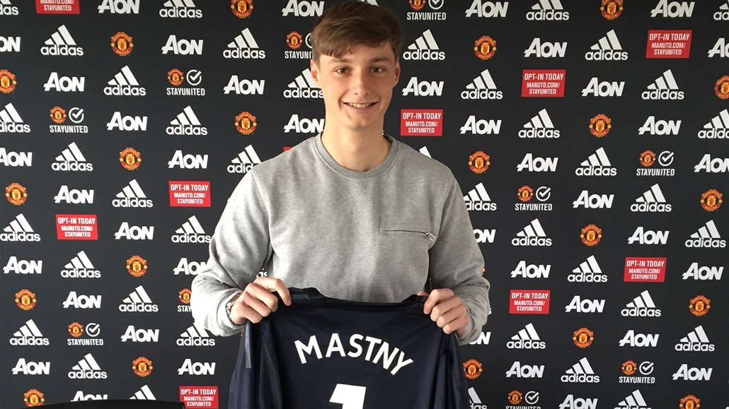 Mladý branká� Ond�ej Mastný v akademii Manchesteru United.