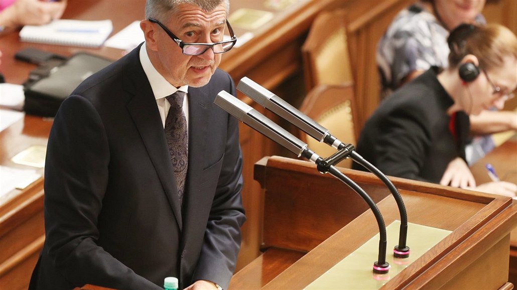 Premiér Andrej Babi� hovo�í k poslanc�m p�ed hlasováním Sn�movny o d�v��e...