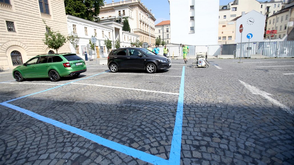 V brn�nských ulicích za�aly p�ípravy na rezidentní parkování. Pracovníci...