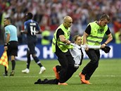 Finálový zápas Mistrovství světa ve fotbale narušila čtveřice výtržníků, která...