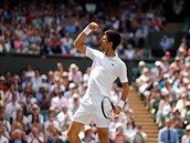 Srbský tenista Novak Djokovič slaví získaný bod ve čtvrtfinále Wimbledonu.