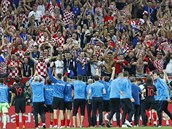 Chorvatští fotbalisté se společně se svými fanoušky radují z postupu do finále...