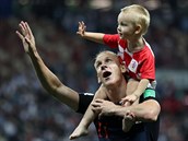 Chorvatský obránce Domagoj Vida slaví se synem postup do finále mistrovství...