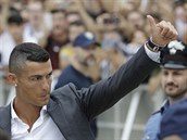 Cristiano Ronaldo zdraví fanoušky Juventusu.