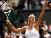 Na servisu. Italsk tenistka Camila Giorgiov podv ve tvrtfinle Wimbledonu,...