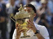 Polibek ampiona. Srbsk tenista Novak Djokovi vyhrl svj 13. grandslam v...
