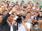 Cristiano Ronaldo přichází na zdravotní prohlídku před přestupem do Juventusu...