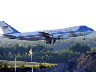 Air Force One s Donaldem Trumpem přistává v Helsinkách (15. července 2018)