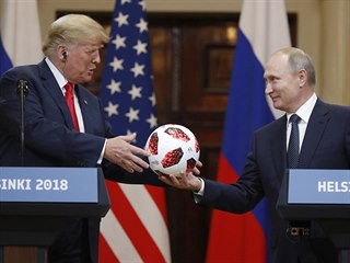 Americký prezident Donald Trump a jeho ruský protějšek Vladimir Putin na...