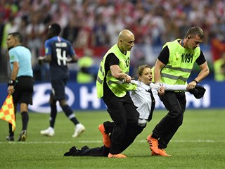 Finálový zápas Mistrovství světa ve fotbale narušila čtveřice výtržníků, která...