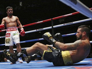 Manny Pacquiao (vlevo) v souboji s Lucasem Matthyssem o titul mistra světa ve...