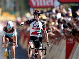 Irský cyklista Dan Martin slaví vítězství v šesté etapě Tour de France.