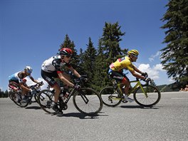 Ve lutm trikotu jedouc Greg van Avermaet na Tour de France.