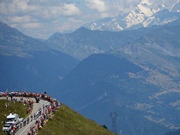 Peloton v Alpch bhem Tour de France.