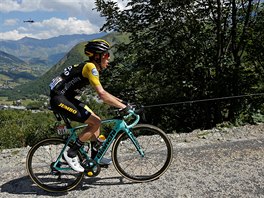 Steven Kruijswijk se drpe na Alpe dHuez.