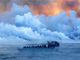 SOPTÍCÍ VULKÁN. Posádka výletní lodi sleduje proudění lávy do Tichého oceánu v...