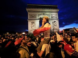 JSME VE FINÁLE. Francouzští fotbaloví fanoušci pod Vítězným obloukem v Paříži.