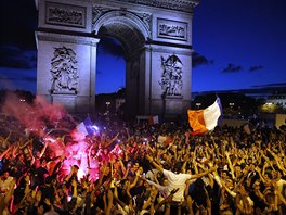POD VÍTĚZNÝM OBLOUKEM. Francouzští fanoušci se radují z postupu fotbalistů do...