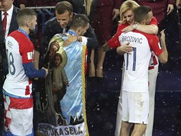 Hlavy států předávají medaile fotbalistům Chorvatska.