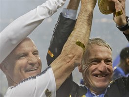 Trenér Francie Didier Deschamps slaví spolu se svými kolegy titul mistrů světa.