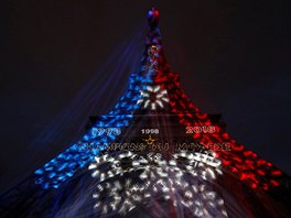 Francie velkolepě oslavuje zisk fotbalového titulu mistrů světa. Stranou...