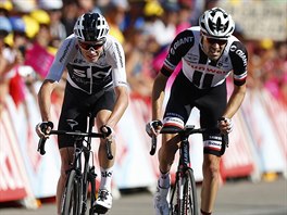 Chris Froome (vlevo) a Tom Dumoulin bojuj v koncovce jedenct etapy Tour de...