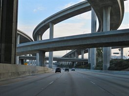 Doprava v Kalifornii: nájezdy na dálnici jsou jako betonový labyrint.