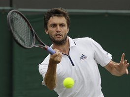 Francouzsk tenista Gilles Simon v ter dohrv na Wimbledonu osmifinlov...