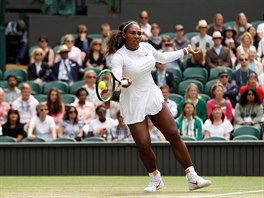 Americká teniska Serena Williamsová hraje forhendem ve tvrtfinále Wimbledonu,...