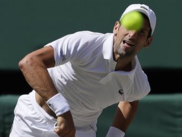 Brejk potvrzen. Srbsk tenista Novak Djokovi se ve finle Wimbledonu rychle...