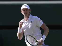 Nevzdvm se. Jihoafrick tenista Kevin Anderson se raduje ze zisku fiftnu....