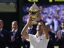 Jsem zptky. Srbsk tenista Novak Djokovi vyhrl Wimbledon, stejn jako v...