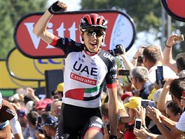 Irský cyklista Daniel Martin triumfálně projíždí cílem šesté etapy Tour de...
