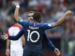Kylian Mbappé s Antoinem Griezmannem se radují z gólu, který vst�elil jejich...