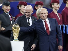Ruský prezident Vladimir Putin polaskal trofej pro vítěze mistrovství světa,...