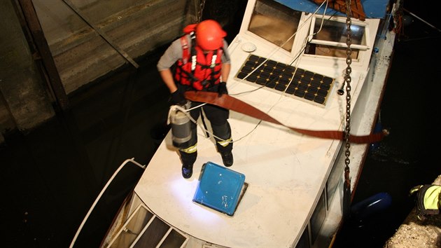 V plavebn� komo�e v Nedakonic�ch u Uhersk�ho Hradi�t� se potopila mal� v�letn� lo� (13. 7. 2018).