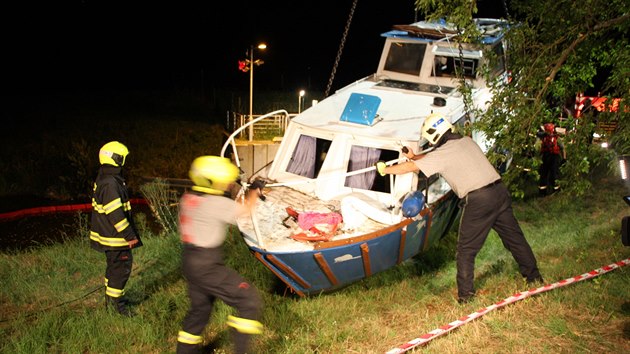 V plavebn komoe v Nedakonicch u Uherskho Hradit se potopila mal vletn lo (13. 7. 2018).
