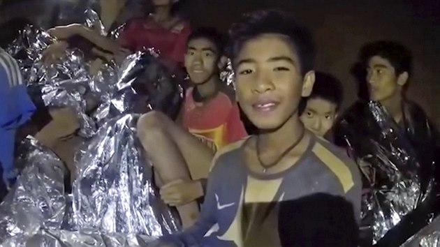 Záběr z nové nahrávky chlapců uvězněných v jeskyni na severu Thajska (4. července 2018)