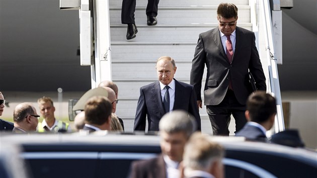 Ruský prezident Vladimir Putin po přistání v Helsinkách (16. července 2018)