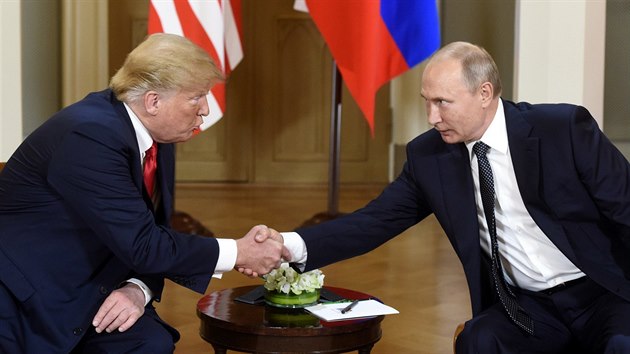 Ruský prezident Vladimir Putin a šéf Bílého domu Donald Trump během dvoustranného jednání v Helsinkách (16. července 2018)