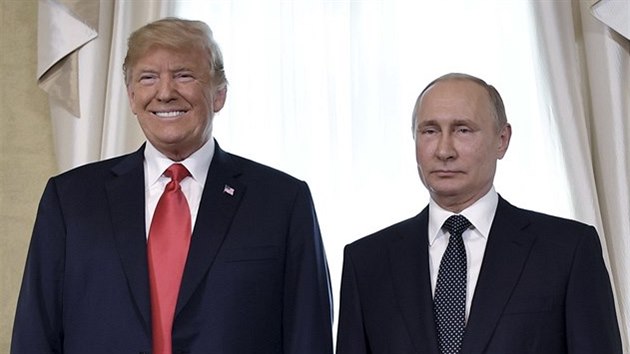 Ruský prezident Vladimir Putin a prezident USA Donald Trump po jednání mezi čtyřma očima v Helsinkách (16. července 2018)