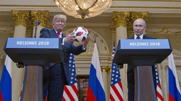 Americký prezident Donald Trump a jeho ruský protějšek Vladimir Putin na závěrečné tiskové konferenci po summitu v Helsinkách (16. července 2018)