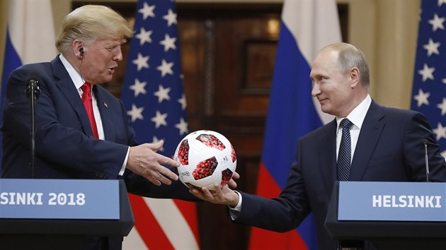 Americk� prezident Donald Trump a jeho rusk� prot�j�ek Vladimir Putin na z�v�re�n� tiskov� konferenci po summitu v Helsink�ch (16. �ervence 2018)