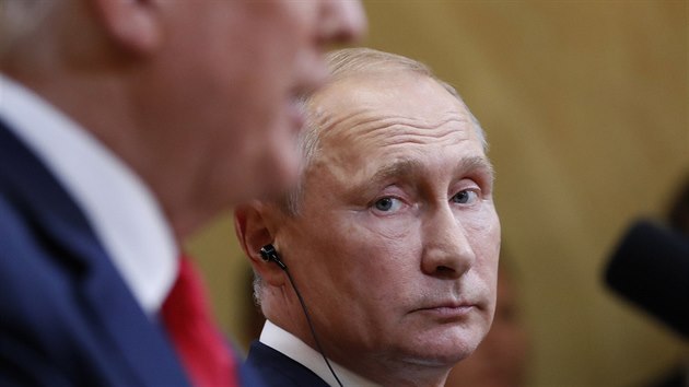 Rusk prezident Vladimir Putin a f Blho domu Donald Trump na zvren tiskov konferenci po dvoustrannm summitu v Helsinkch (16. ervence 2018)