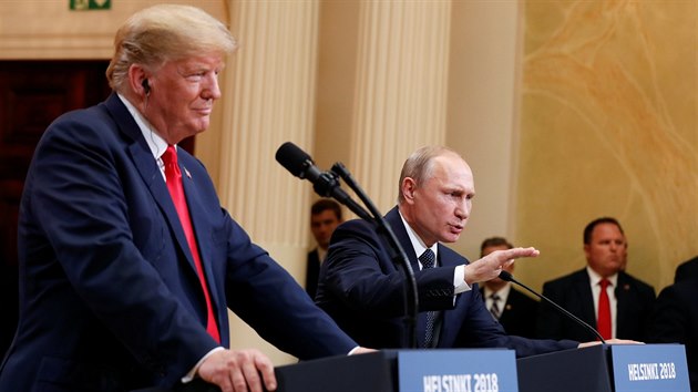 Ruský prezident Vladimir Putin a šéf Bílého domu Donald Trump na závěrečné tiskové konferenci po dvoustranném summitu v Helsinkách (16. července 2018)
