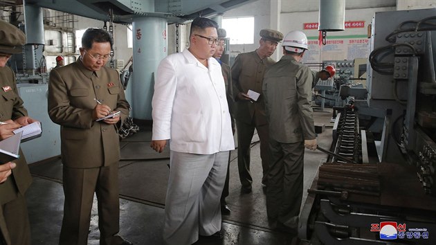 Severokorejsk vdce Kim ong-un na inspekci lodnice na severu KLDR (17. ervence 2018)