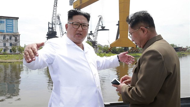 Severokorejský vůdce Kim Čong-un na inspekci loděnice na severu KLDR (17. července 2018)